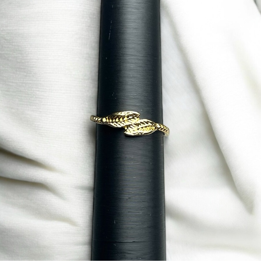 Elegant Gold Leaf Ring
